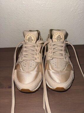Nike Air Huarache Run Beige
Women's Sneakers-Running Shoes